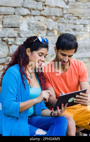 Gemischte Rennen in Villanueva Asturias, die an Feiertagen im Freien Tablet-Technologie nutzen Stockfoto