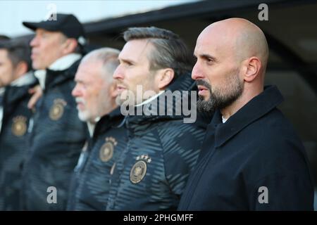 Sibiu, Rumänien. 28. März 2023. Fußball, U21 Männer: Internationale Wettkämpfe, Rumänien - Deutschland. Der deutsche Trainer Antonio Di Salvo singt vor dem Spiel die Hymne. Kredit: Stefan Constantin/dpa/Alamy Live News Stockfoto