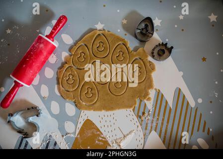 Lebkuchen mit Ostermotiv backen, mit Kindern backen, Kindernadel, Keksschneider Stockfoto