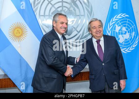 New York, USA. 28. März 2023. Der argentinische Präsident Alberto Fernandez (L) wird vom UN-Generalsekretär Antonio Guterres begrüßt, als er zu einem bilateralen Treffen am UN-Hauptquartier in New York eintraf. Kredit: Enrique Shore/Alamy Live News Stockfoto