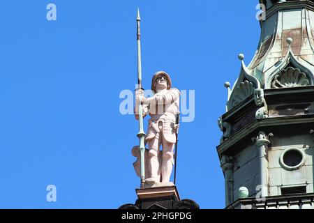 DRESDEN, DEUTSCHLAND - 27. APRIL 2012: Es ist eine Skulptur eines Soldaten auf dem Dach des Georgenbaus. Stockfoto