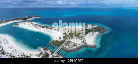 OCEAN CAY, BAHAMAS - 9. JANUAR 2023: Ein Luftblick auf weiße Sandstrände umgeben von klarem türkisfarbenem Wasser bei Ocean Cay, der privaten Insel im Besitz Stockfoto