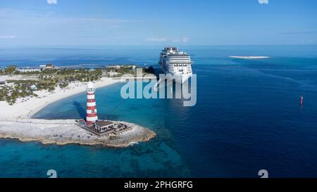 OCEAN CAY, BAHAMAS - 9. JANUAR 2023: Ein Luftblick auf die MSC Meraviglia, die in Ocean Cay, der privaten Insel im Besitz der MSC Cruise Line, angelegt ist, mit l Stockfoto