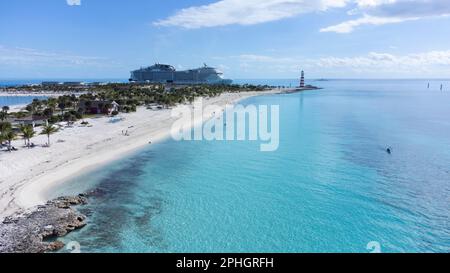 OCEAN CAY, BAHAMAS - 9. JANUAR 2023: Ein Luftblick auf die MSC Meraviglia, die an Ocean Cay anlegt, der privaten Insel, die sich im Besitz der MSC Cruise Line befindet. Im Stockfoto