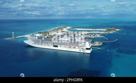 OCEAN CAY, BAHAMAS - 9. JANUAR 2023: Ein Luftblick auf die MSC Meraviglia, die an Ocean Cay anlegt, der privaten Insel, die sich im Besitz der MSC Cruise Line befindet. Stockfoto