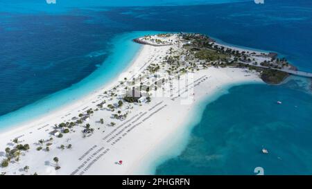 OCEAN CAY, BAHAMAS - 9. JANUAR 2023: Ein Luftblick auf weiße Sandstrände umgeben von klarem türkisfarbenem Wasser bei Ocean Cay, der privaten Insel im Besitz Stockfoto