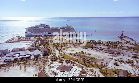 OCEAN CAY, BAHAMAS - 9. JANUAR 2023: Ein Luftblick auf die MSC Meraviglia, die an Ocean Cay anlegt, der privaten Insel, die sich im Besitz der MSC Cruise Line befindet. Stockfoto