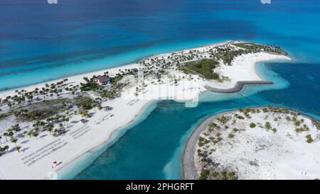 OCEAN CAY, BAHAMAS - 9. JANUAR 2023: Ein Luftblick auf weiße Sandstrände umgeben von klarem türkisfarbenem Wasser bei Ocean Cay, der privaten Insel im Besitz Stockfoto