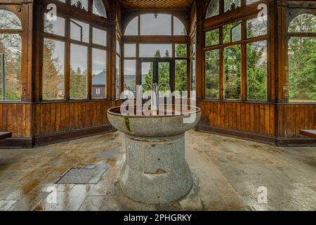 Gesunder Frühling mit altem netten Unterschlupf mit Fenster im Kurort Karlova Studanka am Morgen Stockfoto