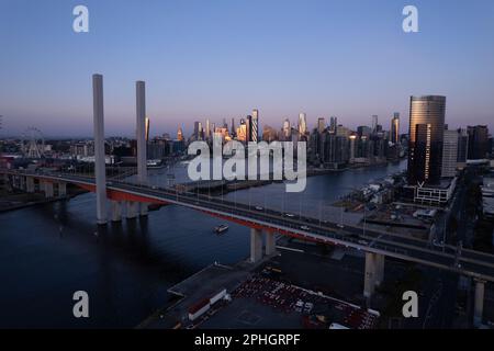 Am Abend aus der Vogelperspektive auf die Bolte-Brücke. Melbourne, Victoria, Australien. Stockfoto