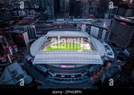 Ein Luftblick auf das Marvel-Stadion mit hellgrünem Gras und rotem Schild. Melbourne, Australien. Stockfoto