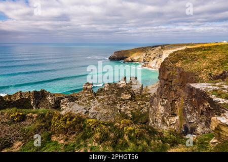 Blick über den Lanterdan-Steinbruch über Trebarwith Strand, Tintagel, Cornwall, Großbritannien Stockfoto