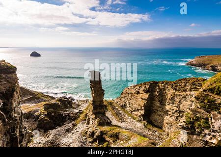 Blick über den Felsblock im Lanterdan Quarry oberhalb von Trebarwith Strand, Tintagel, Cornwall, Großbritannien Stockfoto