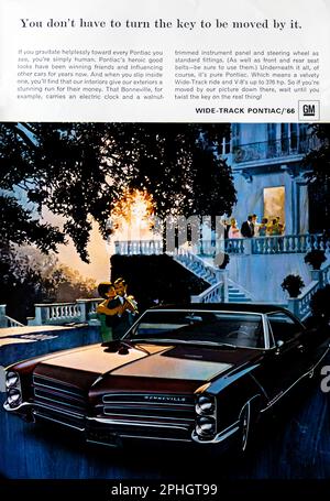 66 Breitspur-Pontiac-Werbespot in einer Zeitschrift von NatGeo, April 1966 Stockfoto