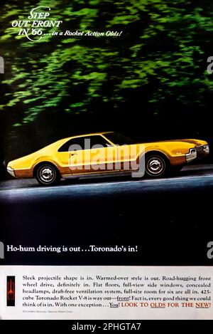 '66 Oldsmobile Toronado Werbeanzeige in einer NatGeo Zeitschrift, April 1966 Stockfoto