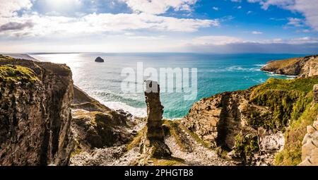 Panoramablick über den Felsblock im Lanterdan Quarry über Trebarwith Strand, Tintagel, Cornwall, Großbritannien Stockfoto