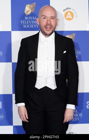 Tom Allen kommt für die Royal Television Society Programme Awards im Grosvenor House Hotel, London. Foto: Dienstag, 28. März 2023. Stockfoto