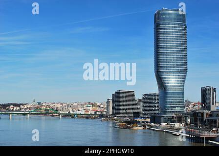 Uferpromenade von Belgrad. Neue Gebäude in der Stadt an der Flussküste von Sava Stockfoto