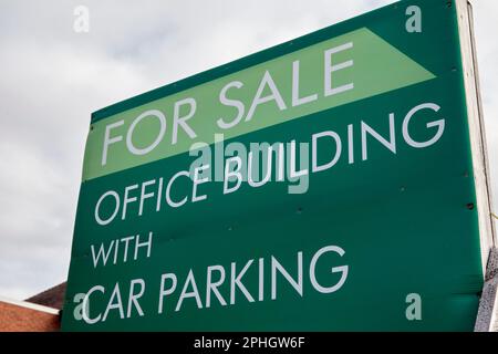 schild für Verkauf Bürogebäude mit Parkplatz Strandtown, East belfast, Northern ireland, uk Stockfoto