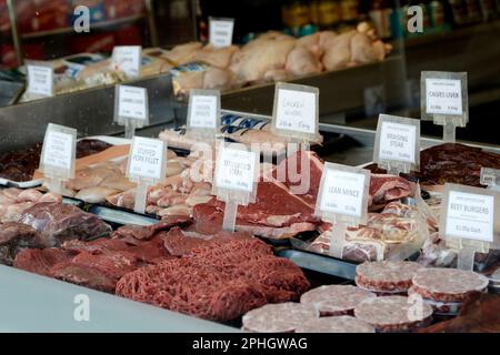 Verschiedene Fleischsorten werden in einem traditionellen irischen Metzgerladen Schaufensterstrandtown im Osten von belfast, nordirland, großbritannien ausgestellt Stockfoto