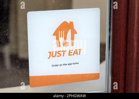 „Eat einfach nur“-Schild im Fenster eines Restaurants Strandtown, East belfast, Northern ireland, uk Stockfoto