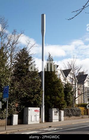 5G Telefonmast auf der Upper newtownards Road Strandtown, East belfast, Northern ireland, uk Stockfoto