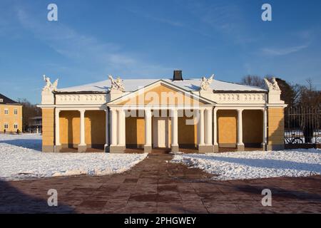 Karlsruhe, Deutschland - 12. Februar 2021: Gelb-weißes Gebäude im Karlsruhe-Palast an einem sonnigen Winternachmittag. Stockfoto