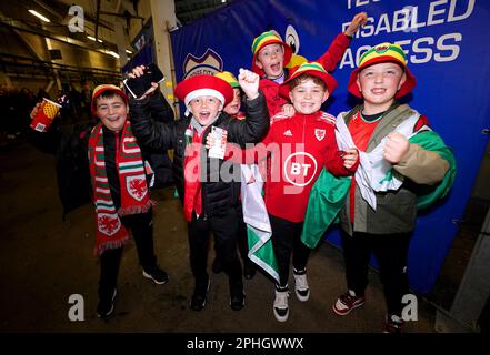 Wales-Fans vor dem UEFA Euro 2024-Qualifikationsspiel der Gruppe D im Cardiff City Stadium in Cardiff. Foto: Dienstag, 28. März 2023. Stockfoto