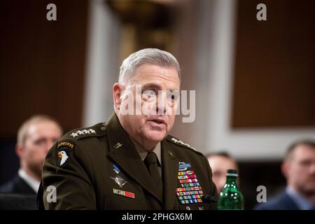 Der Vorsitzende des Generalstabs, General Mark A. Milley, erscheint vor einer Anhörung des Senatsausschusses für bewaffnete Dienste, um den Haushaltsantrag des Präsidenten für das Geschäftsjahr 2024 für das Verteidigungsministerium und das Programm für künftige Jahre im Bürogebäude Dirksen in Washington, DC, zu prüfen. Dienstag, 28. März 2023. Kredit: Rod Lamkey/CNP Stockfoto