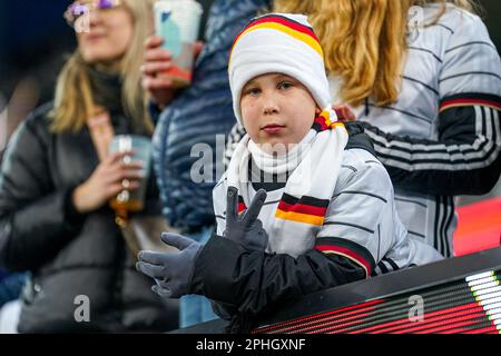 Köln, Deutschland. 28. März 2023. KÖLN, DEUTSCHLAND - MÄRZ 28: Deutsche Fans während des internationalen Freundschaftsspiels zwischen Deutschland und Belgien im RheinEnergieStadion am 28. März 2023 in Köln (Foto von Joris Verwijst/Orange Pictures) Guthaben: Orange Pics BV/Alamy Live News Stockfoto