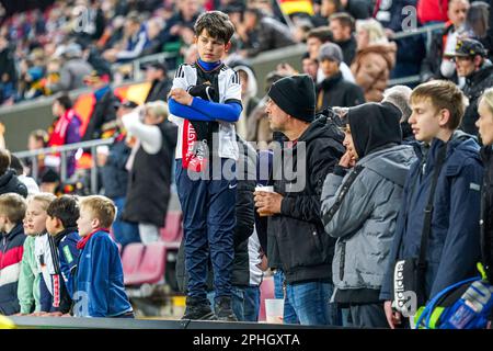 Köln, Deutschland. 28. März 2023. KÖLN, DEUTSCHLAND - MÄRZ 28: Deutsche Fans während des internationalen Freundschaftsspiels zwischen Deutschland und Belgien im RheinEnergieStadion am 28. März 2023 in Köln (Foto von Joris Verwijst/Orange Pictures) Guthaben: Orange Pics BV/Alamy Live News Stockfoto