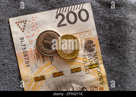Zwei polnische Münzen, die auf einer 200-Zlotys-Banknote liegen Stockfoto