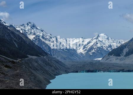 Tasman Lake und Blick auf den Tasman-Gletscher mit Aoraki/Mt Cook (links) und Mt Johnson (rechts), South Island, New Zeand Stockfoto