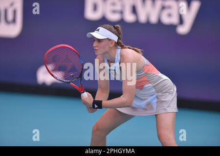 Miami Gardens, USA. 27. März 2023. MIAMI GARDENS, FLORIDA - 27. MÄRZ: Elena Rybakina (KAZ) gegen Elise Mertens (BEL) während der Miami Open, präsentiert von einem Itaú-Spiel im Hard Rock Stadium am 27. März 2023 in Miami Gardens, Florida. (Foto: JL/Sipa USA) Guthaben: SIPA USA/Alamy Live News Stockfoto