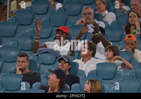 Miami Gardens, USA. 27. März 2023. MIAMI GARDENS, FLORIDA - MÄRZ 27: Ehemalige professionelle Basketballspielerin Lisa Leslie (2. von L) und Ehemann Michael Lockwood (R) nehmen an einem Spiel von Frances Tiafoe (USA) gegen Lorenzo Sonego (ITA) während der Miami Open Teil, präsentiert von Itaú im Hard Rock Stadium am 27. März 2023 in Miami Gardens, Florida. (Foto: JL/Sipa USA) Guthaben: SIPA USA/Alamy Live News Stockfoto