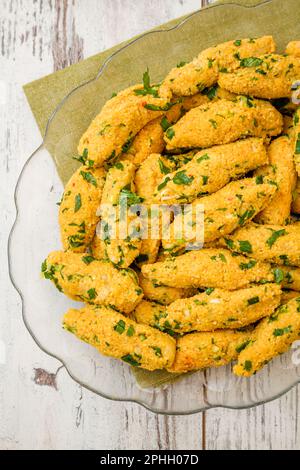 Veganer Salatkisir mit feinem Bulgur-Weizen und Gemüse wie Petersilie. Stockfoto