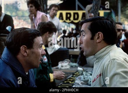 Die schottischen Formel-1-Fahrer Jim Cark (zweifacher Weltmeister) und Jackie Stewart (dreifacher Weltmeister) sprechen vor einem Rennen, c.1967/68. Stockfoto