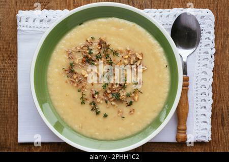 Apple-Pastinaken-Suppe mit Thymian Walnuss garnieren Stockfoto