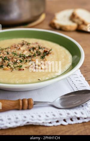 Apple-Pastinaken-Suppe mit Thymian Walnuss garnieren Stockfoto