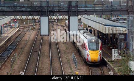 Hitachi British Rail Class 800 LNER Azuma wartet am Bahnhof Lincoln mit zwei Bahnsteigen und zwei geraden Linien Stockfoto