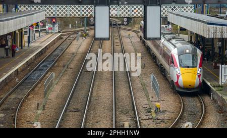 Hitachi British Rail Class 800 LNER Azuma wartet am Bahnhof Lincoln mit zwei Bahnsteigen und zwei geraden Linien Stockfoto