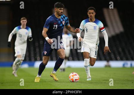 London, Großbritannien. 28. März 2023. London, März 28. 2023: Roko Jureskin (13 Kroatien) auf dem Ball, den Jacob Ramsey (8 England) während des internationalen U21-Spiels zwischen England und Kroatien im Craven Cottage, London, England, beobachtete. (Pedro Soares/SPP) Kredit: SPP Sport Press Photo. Alamy Live News Stockfoto