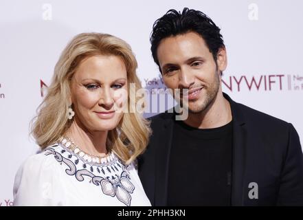 New York, Usa. 28. März 2023. Sandra Lee und Ben Youcef treffen am Dienstag, den 28. März 2023 in New York City auf dem roten Teppich bei den New York Women in Film and Television's 43. Annual Muse Awards in der Cipriani 42. Street ein. Foto: John Angelillo/UPI Credit: UPI/Alamy Live News Stockfoto