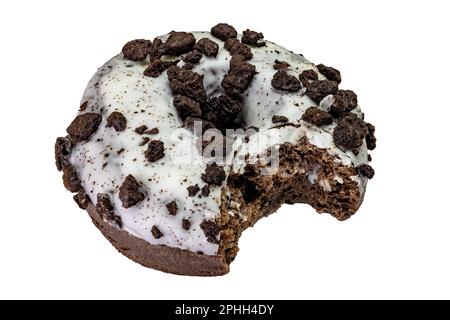 Leckerer Schokoladen-Donut mit gebissenen Kekskrümeln auf weißem Hintergrund Stockfoto