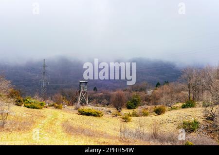 Der Jagdturm in den nebligen Bergen. Ucka Naturpark, Kroatien. Stockfoto