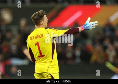 Köln, Deutschland. 28. März 2023. Fußball: Internationale Spiele, Deutschland - Belgien, RheinEnergieStadion. Der deutsche Torwart Marc-Andre ter Stegen spricht mit seinen Teamkollegen. Kredit: Christian Charisius/dpa/Alamy Live News Stockfoto