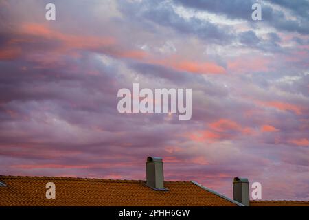 Feurig rot beleuchtete Unterseite der Wolken nach Sonnenuntergang Stockfoto