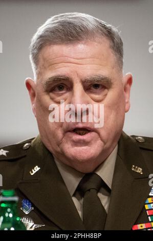 Der Vorsitzende des Generalstabs, General Mark A. Milley, erscheint vor einer Anhörung des Senatsausschusses für bewaffnete Dienste, um den Haushaltsantrag des Präsidenten für das Geschäftsjahr 2024 für das Verteidigungsministerium und das Programm für künftige Jahre im Bürogebäude Dirksen in Washington, DC, zu prüfen. Dienstag, 28. März 2023. Kredit: Rod Lamkey/CNP/MediaPunch Stockfoto