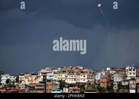 Drachen fliegen über Morro do Timbau, einer der Gemeinden, die Favela da Maré bilden, einer der größten Slum-komplexe in Rio de Janeiro, eine Folge der niedrigen Indikatoren für soziale Entwicklung, die die nördliche Region der Stadt charakterisieren. Stockfoto