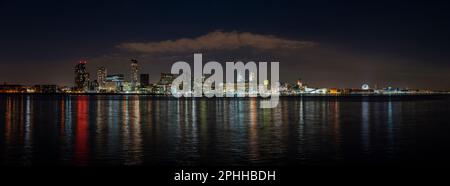 Blick über den Fluss Mersey in Richtung der Skyline von Liverpool, von Birkenhead. Mit dem historischen Ufer und dem Liver Building im Zentrum. Stockfoto